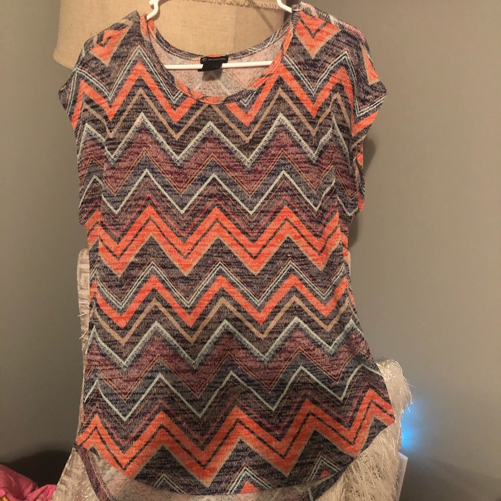 ❤️ 5/25 Women’s casual top. Small but can fit medium as well